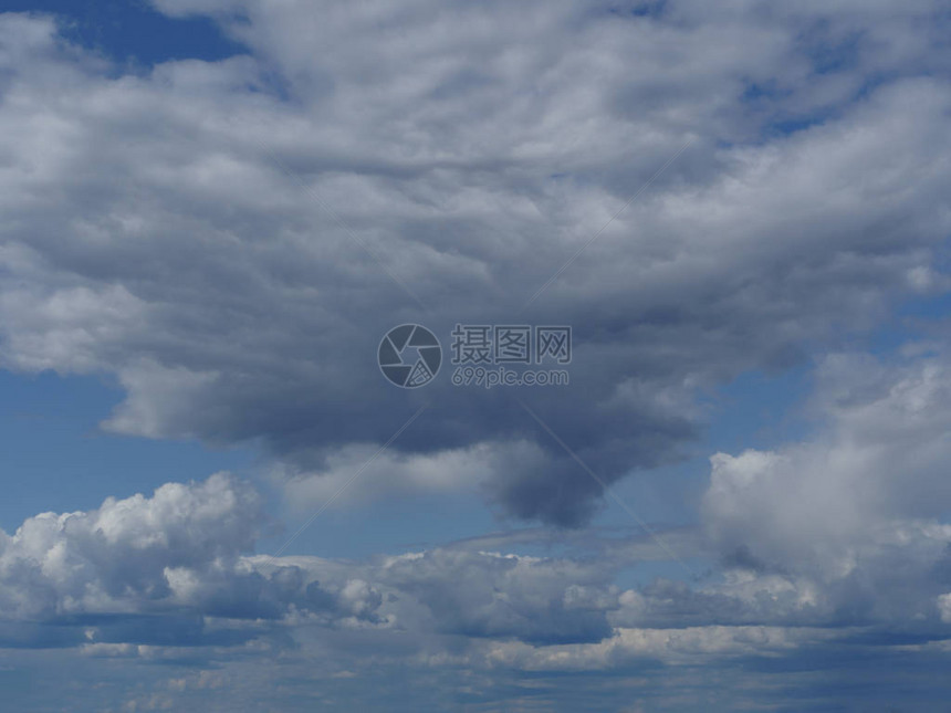 蓝天空中蓬松的雨云图片