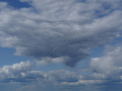 蓝天空中蓬松的雨云图片