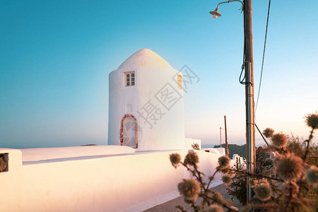 传统形态和白色希腊群岛建筑棕色干电杆和低白塔注图片