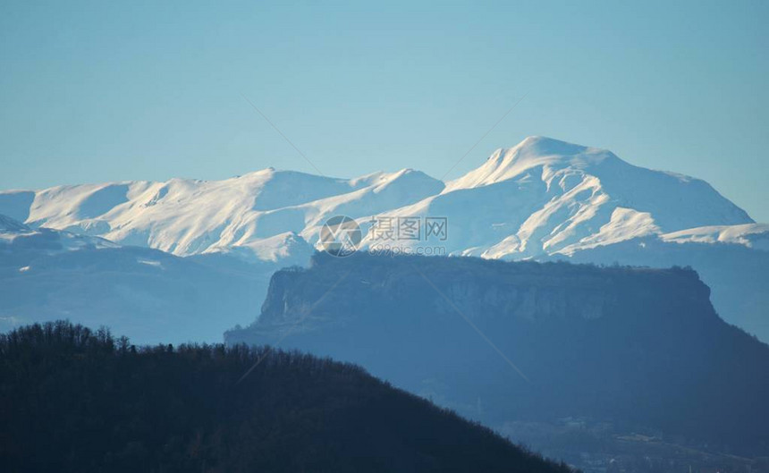 2120米宽的蒙特库斯纳是雷吉亚诺阿彭尼内斯最高山峰其特征形状提醒着一图片