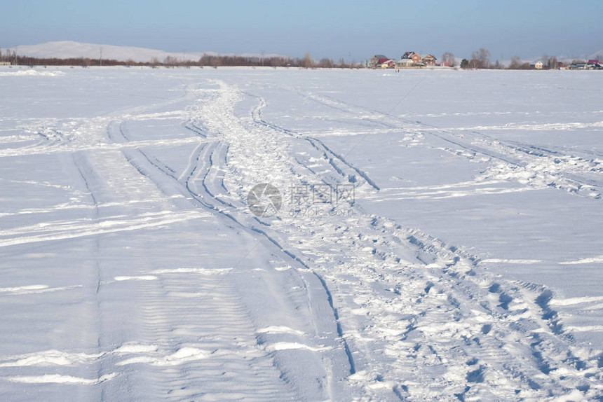 雪地里的脚印结冰的湖面在冬日散步图片