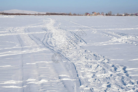 雪地里的脚印结冰的湖面在冬日散步高清图片