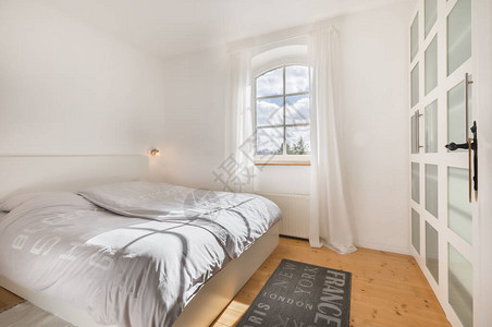 明亮的白色环境中的卧室图片
