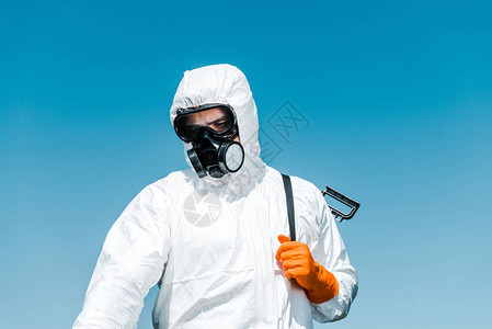 白色制服和乳胶手套拿着喷雾的灭虫剂图片