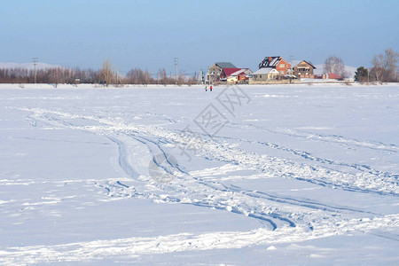 雪中的铁轨来自靴子滑雪鞋和一辆图片