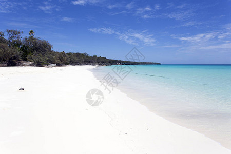新喀里多尼亚乌韦阿岛美丽的海滩高清图片