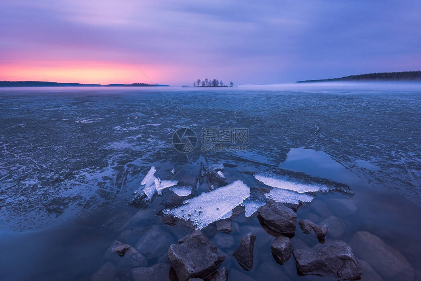 夕阳下湖面上的冰融化图片