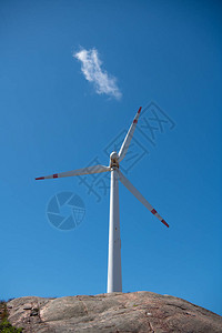一个白色的风车与蓝色的天空相对背景图片