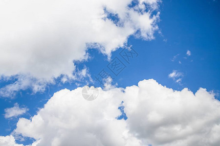 蓝色天空有白云美丽的天空背图片