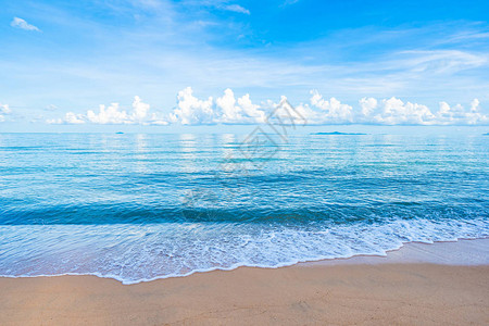 美丽的热带海滩洋与白云蓝天和度假概念中休闲旅背景图片