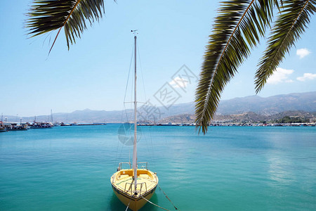 希腊克里特岛上的黄色小船图片