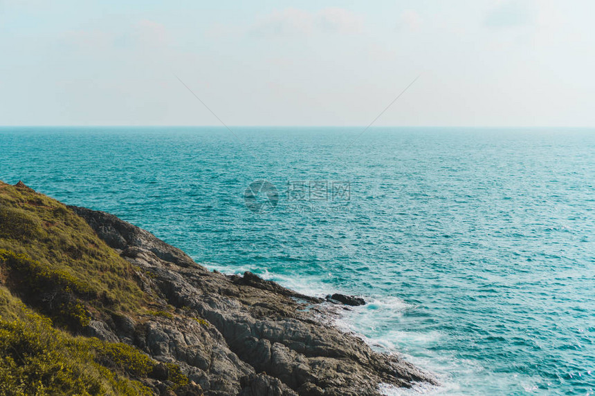 热带夏季自然沙滩海洋和悬崖蓝色天空抽象背景图片