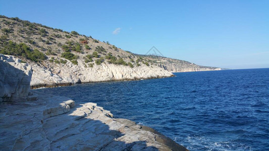 大理石悬崖石头海滩阳光明媚的一图片