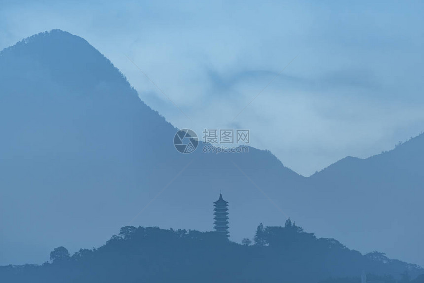 台北日月潭山上的日出图片