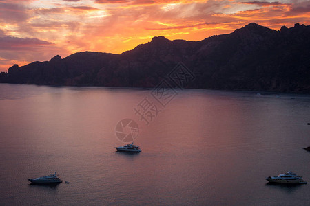 在马耳他海湾的小船图片