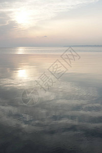 湖畔云后水镜太阳图片