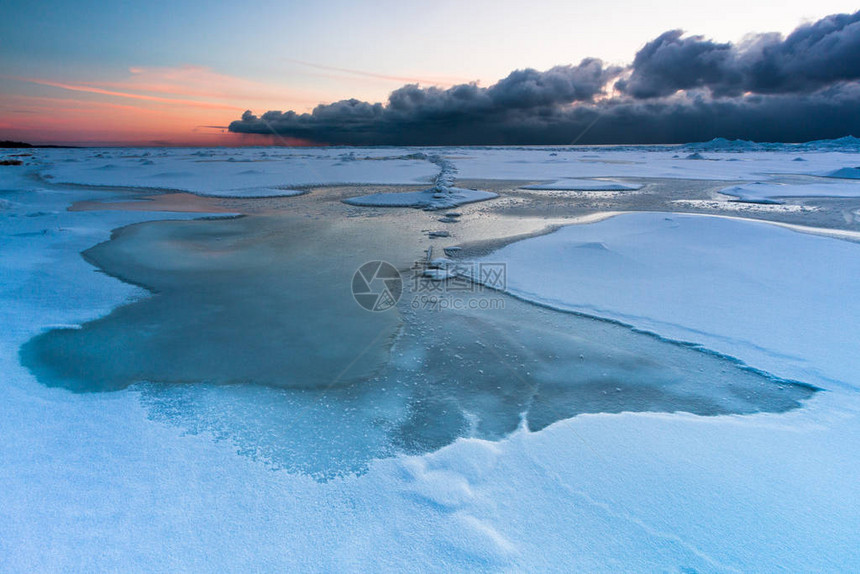 在日落时间的多雪的海岸图片