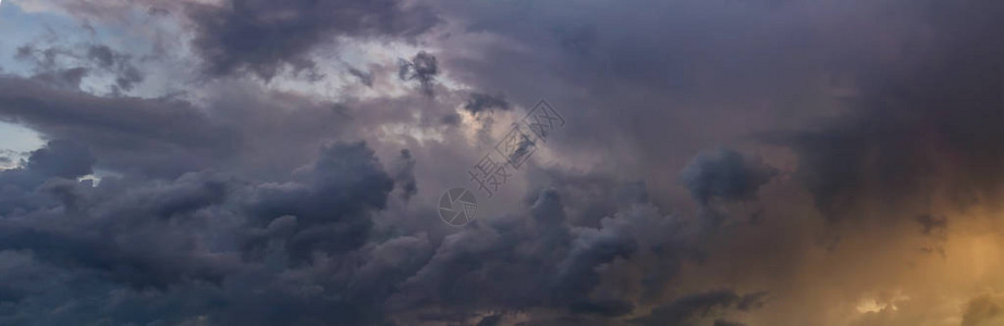 蓝色天空和橙色太阳的雨图片