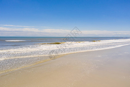 海洋波浪在杰克逊维尔海滩FL图片
