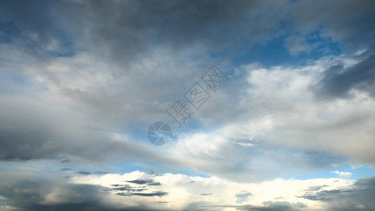 令人惊异的天空云天在雨中转动大气中的卡背景图片