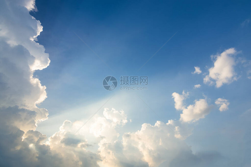 天空背景云彩和太阳光图片