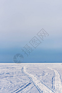 冬季冰雪覆盖的湖泊图片