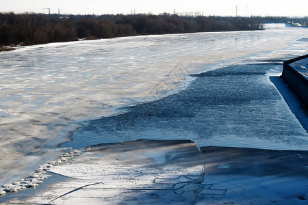 城外河上的碎冰图片