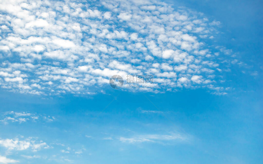 蓝色天空有温柔的云图片