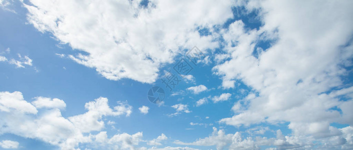 蓝色天空云背景美丽的风景图片