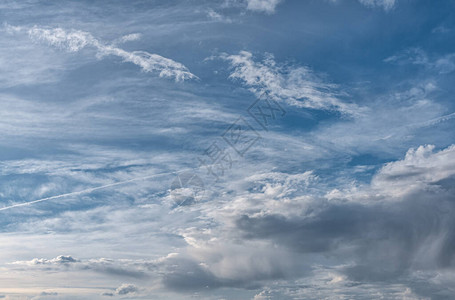 天空的纹理白云在天空上喷发美背景图片