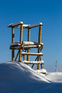 冬日雪中的木塔图片