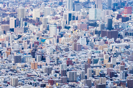 日本北海道札幌市冬季建有山地景观的漂亮建图片