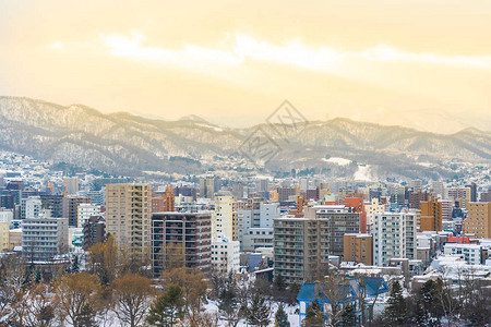 美丽的建筑与冬季的山景在日落时间札幌市北海道日本图片