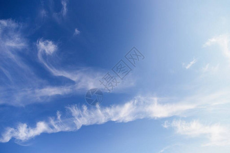 浅蓝天空中的白紫积聚云层美背景图片