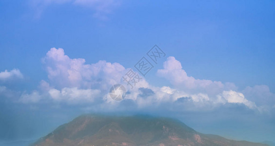 白云土耳其山脉上空的天空图片