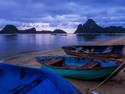 海和小船风景在暮色时间泰国图片