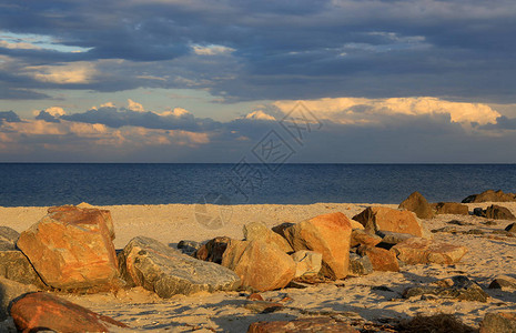 傍晚灯光下海沙滩上的石头景观图片