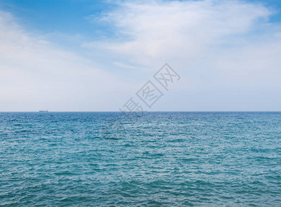 小船漂浮在碧海蓝天芭堤雅泰国图片
