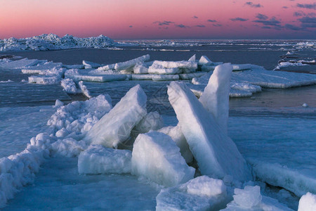 冬季有冰的海岸图片