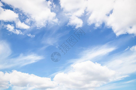 有白云的天空背景图片