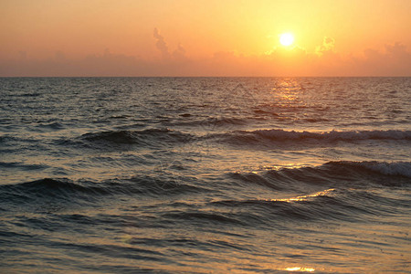 日落时美丽的海滩景色图片