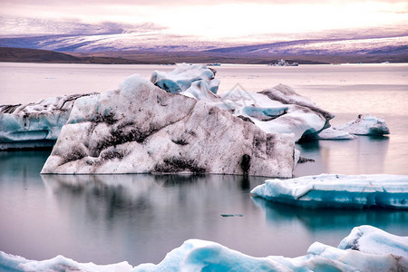 晚上有冰山的Jokulsarlon湖在图片