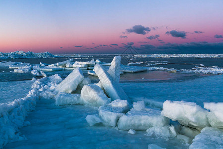 冬季有冰的海岸图片