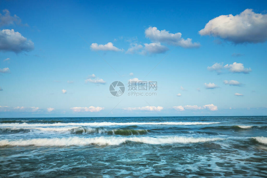 海浪以蓝色的花朵天空图片