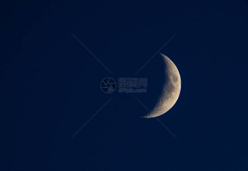 蓝天之夜美丽的年轻半月图片