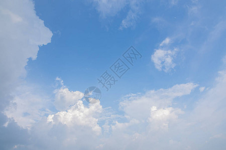明亮的蓝天和云彩图片