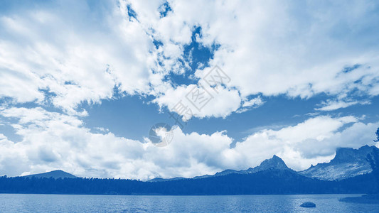 景观天空云水丘陵和山脉冒险旅行度假概念趋势单色着复制图片