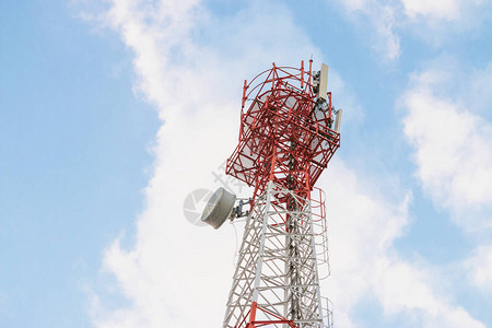无线通信天线传输器电讯塔天上有天线的图片