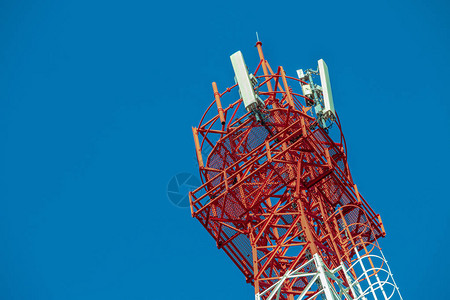 无线通信天线传输器电讯塔天上有天线的图片