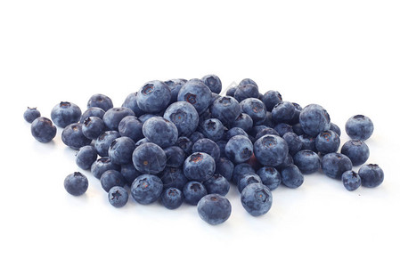 白色的新鲜蓝莓孤立于白背景图片